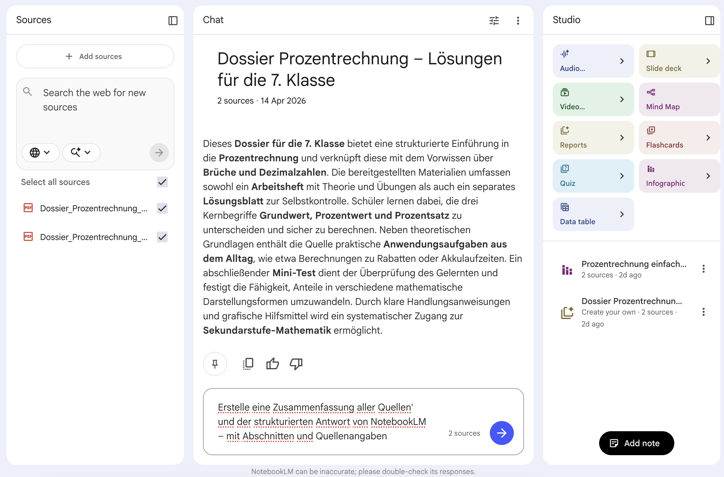 Screenshot: Chat mit dem Prompt 'Erstelle eine Zusammenfassung aller Quellen' und der strukturierten Antwort von NotebookLM – mit Abschnitten und Quellenangaben